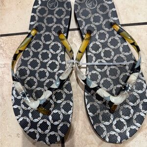 Vera bradleyStylish Black and Yellow Flip Flops